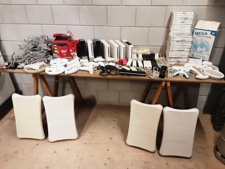 Grote partij NINTENDO Wii's met toebehoren en games, Spelcomputers en Games, Spelcomputers | Nintendo Wii, Gebruikt, Met 3 controllers of meer