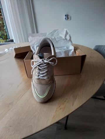 Mooie dames sneakers kleur beige maat 42 beschikbaar voor biedingen