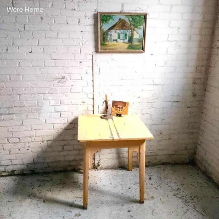 Okergele brocante bijzettafel, Antiek en Kunst, Antiek | Meubels | Tafels, Ophalen of Verzenden