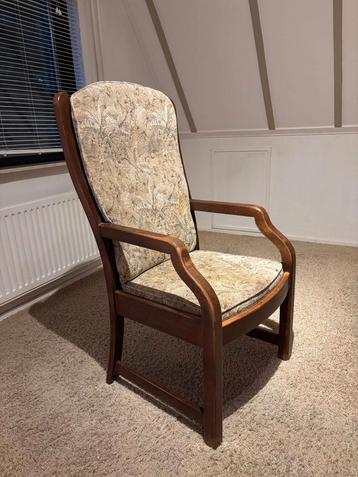 Degelijke Vintage Stoel met Armleuningen beschikbaar voor biedingen
