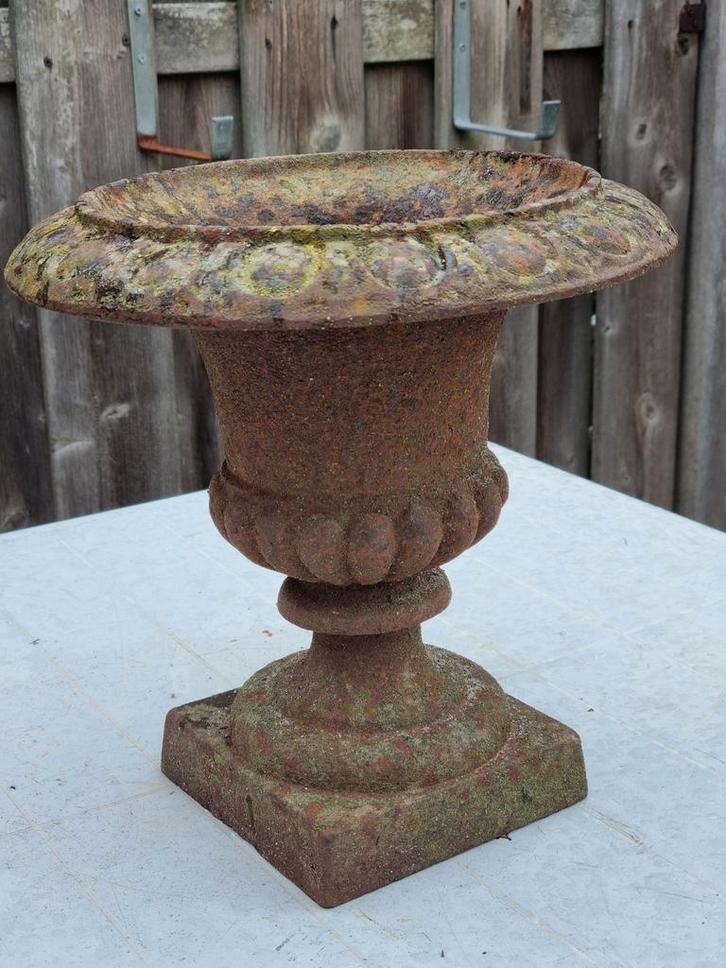 2 zware gietijzeren BLOEMPOTTEN      samen voor  :, Tuin en Terras, Tuinvazen, Gebruikt, Ophalen