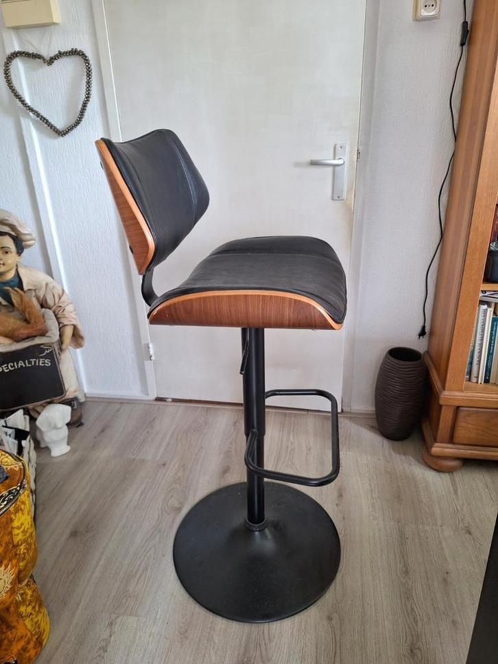 Zgan barkruk amper gebruikt., Huis en Inrichting, Barkrukken, Zo goed als nieuw, 60 tot 90 cm, 1 kruk, In hoogte verstelbaar, Ophalen