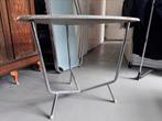 Mooi driehoekig Rietveld tafeltje grijs 65 x 60cm hoog, Tuin en Terras, Ophalen of Verzenden, Zo goed als nieuw, Rond, Overige materialen