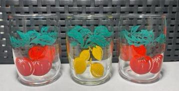 3 Kleine retro glaasjes fruitprint (appel/citroen) H.7,5 cm. beschikbaar voor biedingen