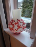 Witte vaas met rode bloemen, Huis en Inrichting, Woonaccessoires | Vazen, Wit, Ophalen of Verzenden, Minder dan 50 cm, Glas