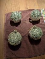 4 grote zilveren kerstballen met glitters, Diversen, Kerst, Ophalen of Verzenden, Zo goed als nieuw