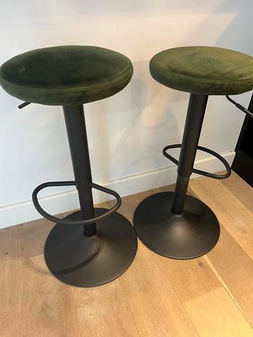 2x groene barkrukken in goede staat beschikbaar voor biedingen