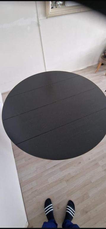 Ronde eettafel beschikbaar voor biedingen