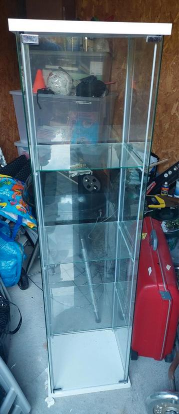 Vitrinekast glas 160 hoog x 40 breed x 35 diep beschikbaar voor biedingen