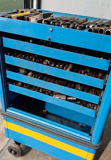 Gereedschapskast met hout- en metaalbewerkingsgereedschap –  beschikbaar voor biedingen