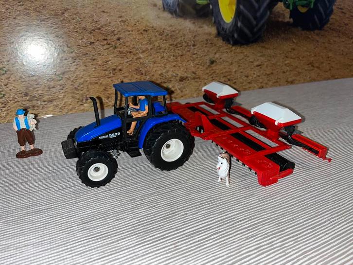 New Holland 5635 met zaaimachine, Hobby en Vrije tijd, Modelauto's | 1:32, Gebruikt, Tractor of Landbouw, SIKU, Ophalen of Verzenden
