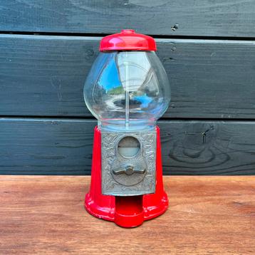 Vintage metalen kauwgomballenautomaat beschikbaar voor biedingen