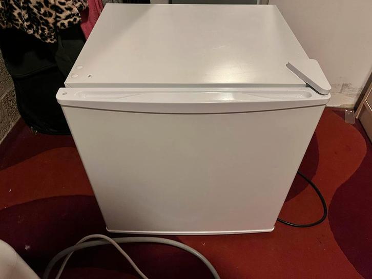 Mini Koelkast - Ideaal voor kleine ruimtes, Witgoed en Apparatuur, Koelkasten en IJskasten, Gebruikt, Met vriesvak, Minder dan 75 liter