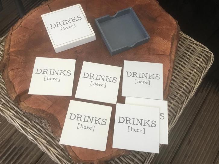 Set van Onderzetters 'Drinks [here]', Huis en Inrichting, Woonaccessoires | Onderzetters, Zo goed als nieuw, Glas of Kopje, Ophalen of Verzenden