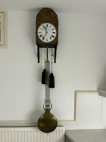 Mooie kleine antieke comtoise klok met harpslinger beschikbaar voor biedingen