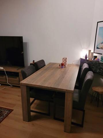 Houten eettafel met vier stoelen beschikbaar voor biedingen