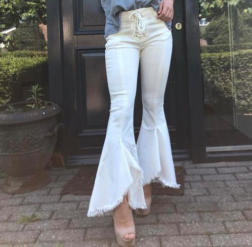 RELISH jeans offwhite met uitlopende pijpen mt S en M, Kleding | Dames, Spijkerbroeken en Jeans, Nieuw, Verzenden