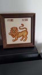 handgeborduurd sterrenbeeld LEEUW in houten lijstje, Antiek en Kunst, Curiosa en Brocante, Ophalen of Verzenden