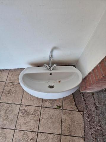Wasbak met kraan beschikbaar voor biedingen