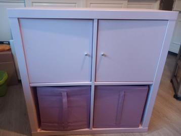 Kallax Ikea kast kleur roze met paarse mandjes onderin beschikbaar voor biedingen