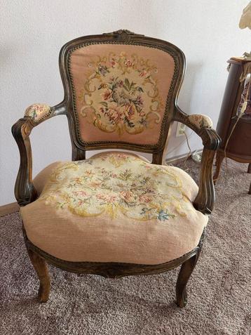 Antieke fauteuil met bloemmotief beschikbaar voor biedingen
