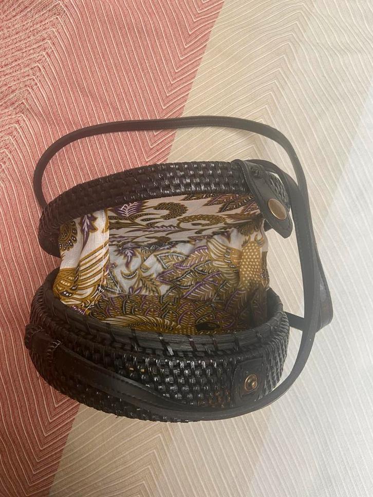 Handgemaakte rotan schoudertas uit Bali, Sieraden, Tassen en Uiterlijk, Tassen | Damestassen, Nieuw, Schoudertasje, Zwart, Ophalen of Verzenden