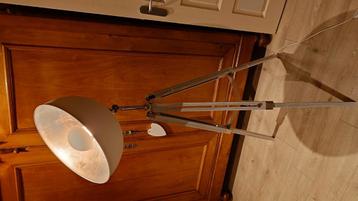 staande witte driepoot lamp beschikbaar voor biedingen