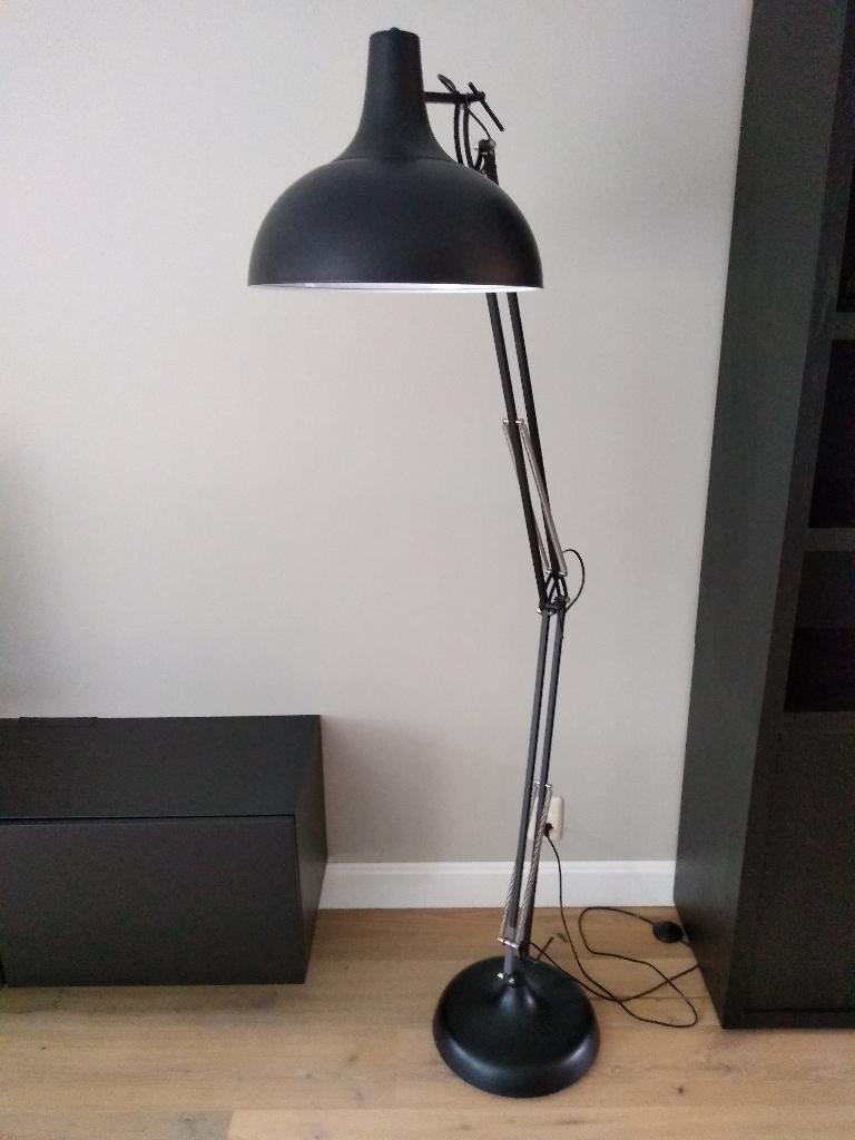 Vloerlamp Zwart, Huis en Inrichting, Lampen | Vloerlampen, Zo goed als nieuw, 150 tot 200 cm, Metaal, Ophalen