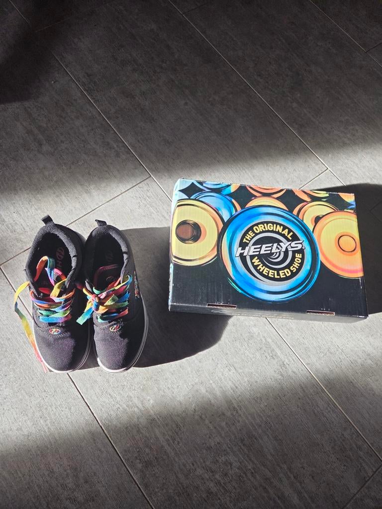 Heelys schoenen met wieltjes, Kinderen en Baby's, Speelgoed | Buiten | Rolschaatsen, Ophalen