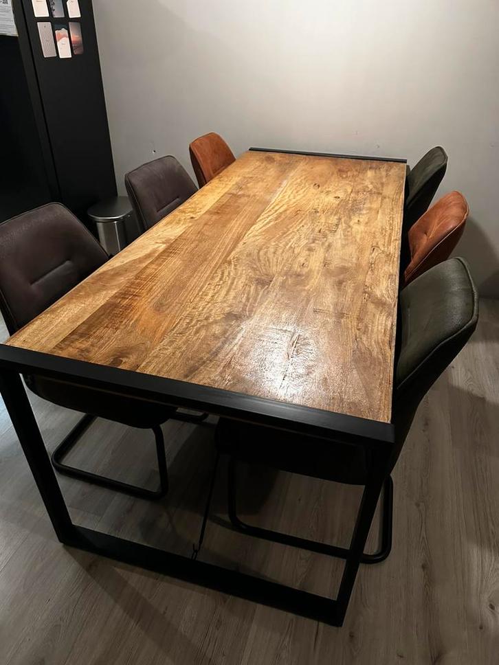 Walnoot tafel met 6 stoelen, Huis en Inrichting, Tafels | Eettafels, Zo goed als nieuw, 50 tot 100 cm, 200 cm of meer, Rechthoekig