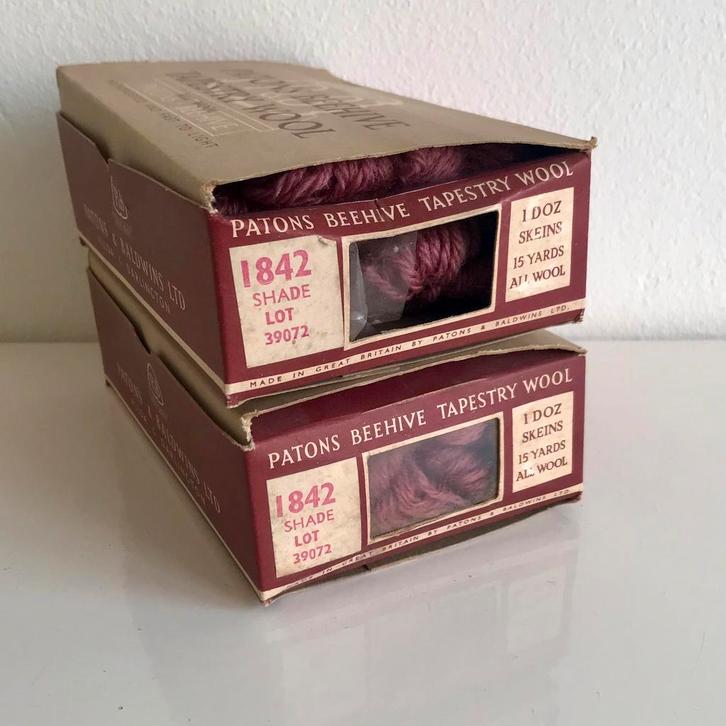 Borduurwol Patons Beehive, kleur 1842, originele doos, Hobby en Vrije tijd, Borduren en Borduurmachines, Nieuw, Handborduren, Ophalen of Verzenden