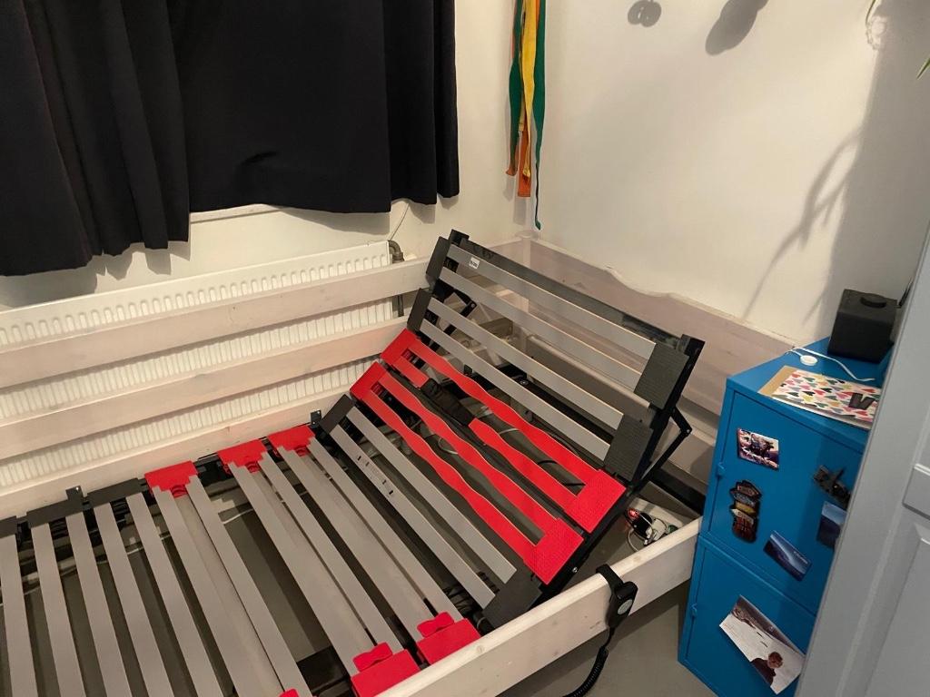 Elektrisch verstelbare lattenbodem 90 x 200 cm, Ophalen, Gebruikt, 90 cm, Eenpersoons