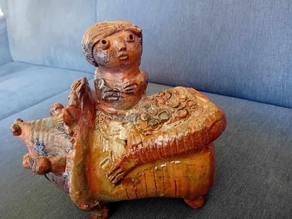 Figuur op varken beeld van klei jaren '70 Moche Andes cult, Antiek en Kunst, Ophalen of Verzenden