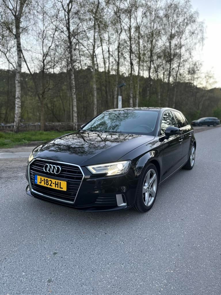Audi A3 4 cylinder 1.4 automaat/ panoramadak/ alcantara, Auto's, Audi, Zwart, 4 cilinders, Alcantara, Zwart