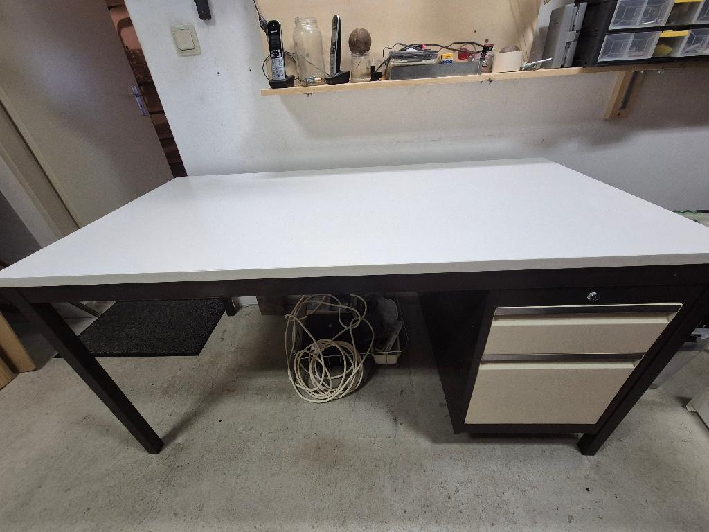 Bureau met metalen onderstel en ingebouwd ladeblok, Ophalen, Gebruikt, 150 cm, Met lades