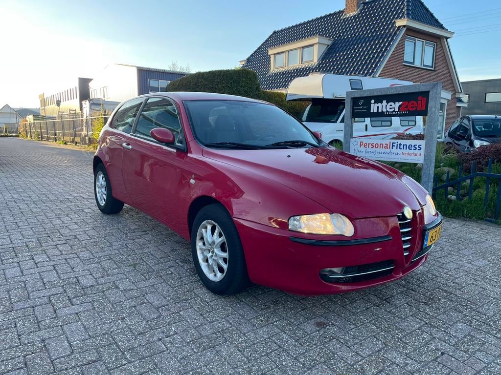 Alfa Romeo 147 1.6 T.spark 16V 77KW 3DR 2006 Rood, Auto's, Alfa Romeo, Voorwielaandrijving, Stof, Zwart, 4 cilinders