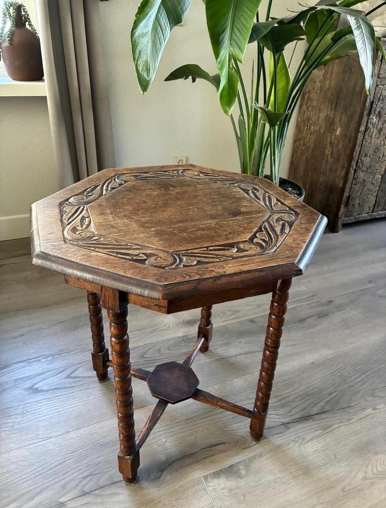 Antiek wijntafeltje met houtsnijwerk, Antiek en Kunst, Antiek | Meubels | Tafels, Ophalen of Verzenden