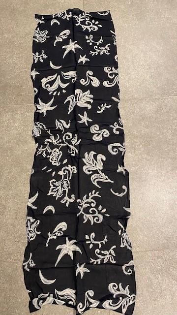 Zwarte foulard met witte print, Ophalen of Verzenden, Zo goed als nieuw, Sjaal