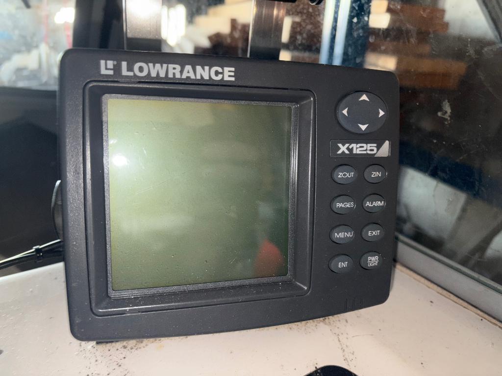 Beschrijving  Nette Lowrance x125 Dieptemeter met transducer, Ophalen of Verzenden, Gebruikt, Kaartplotter of Fish Finder