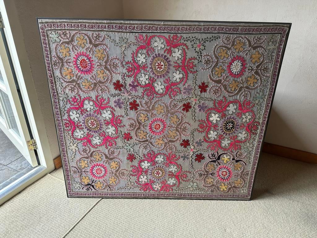 Antieke suzani/wandkleed uit Oezbekistan ingelijst, Ophalen of Verzenden