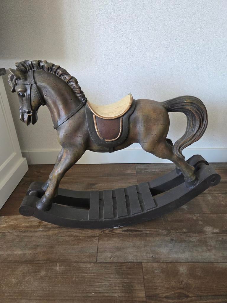 Oud houten hobbelpaard ofwel carrousel paard op wieltjes en - Catawiki