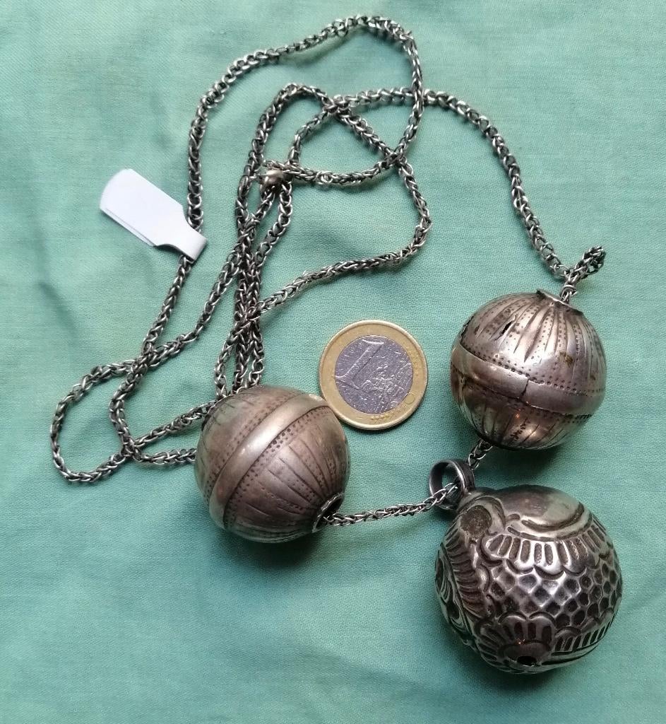 Ketting met zilveren bel Yemen Bedouin Tribal jewelry, Sieraden, Tassen en Uiterlijk, Antieke sieraden, Ophalen of Verzenden, Zilver