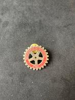 Efteling pin Tandwiel - Betoveraar in Wording, Verzamelen, Efteling, Ophalen, Gebruikt, Button of Speldje