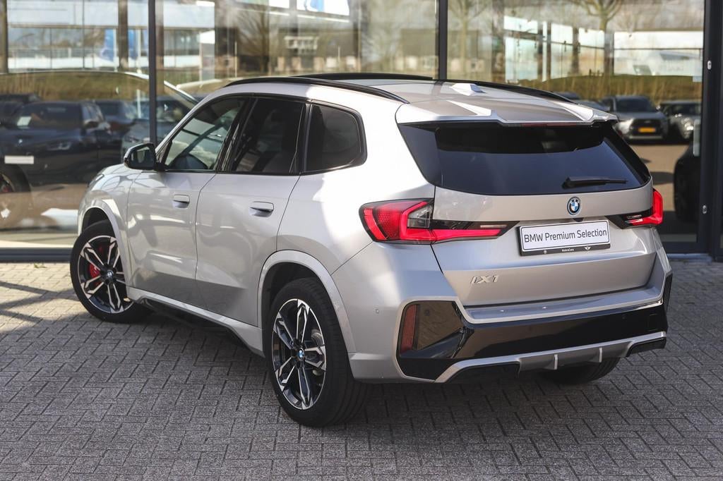 BMW iX1 eDrive20 M Sport / Trekhaak / Sportstoelen / Adaptie, Auto's, BMW, Met garantie (alle), 204 pk, SUV of Terreinwagen, Zilver of Grijs