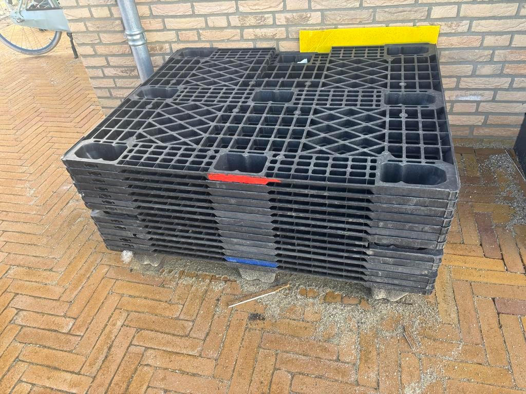 Zwarte plastic pallets, Ophalen