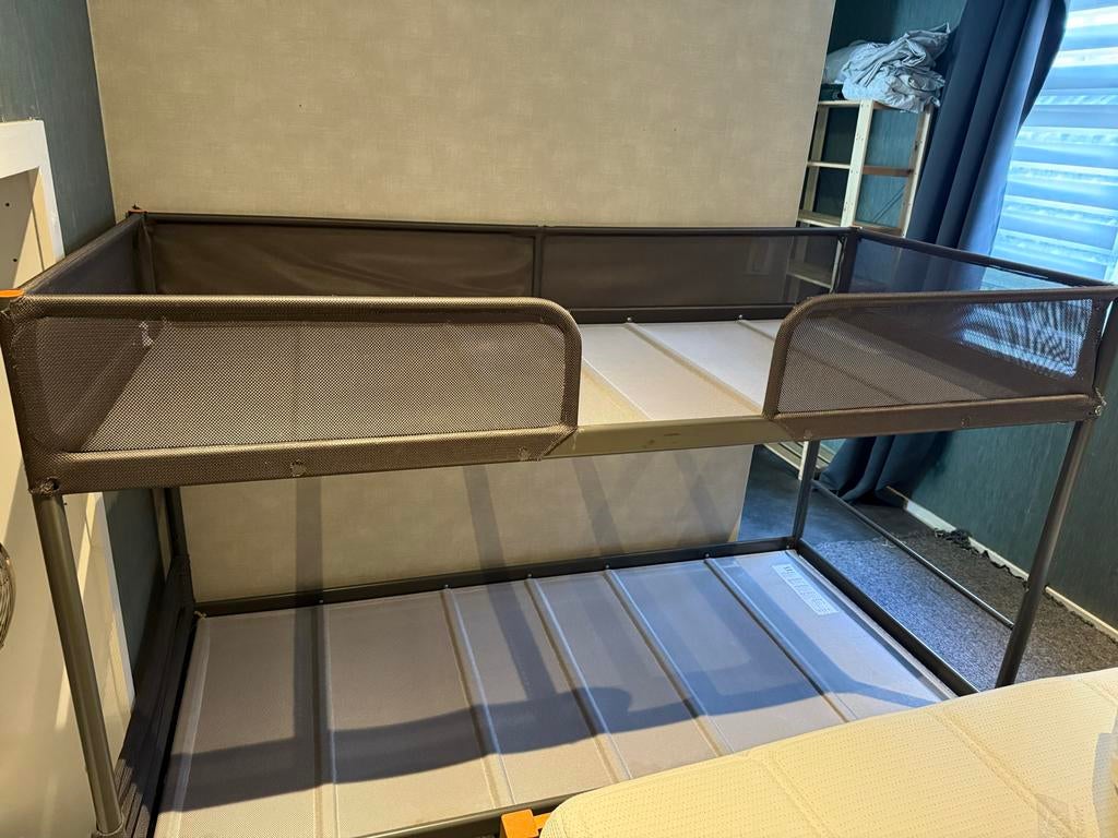 Stevig stapelbed met metalen frame, Kinderen en Baby's, Kinderkamer | Stapelbedden en Hoogslapers, Ophalen, Gebruikt, Stapelbed