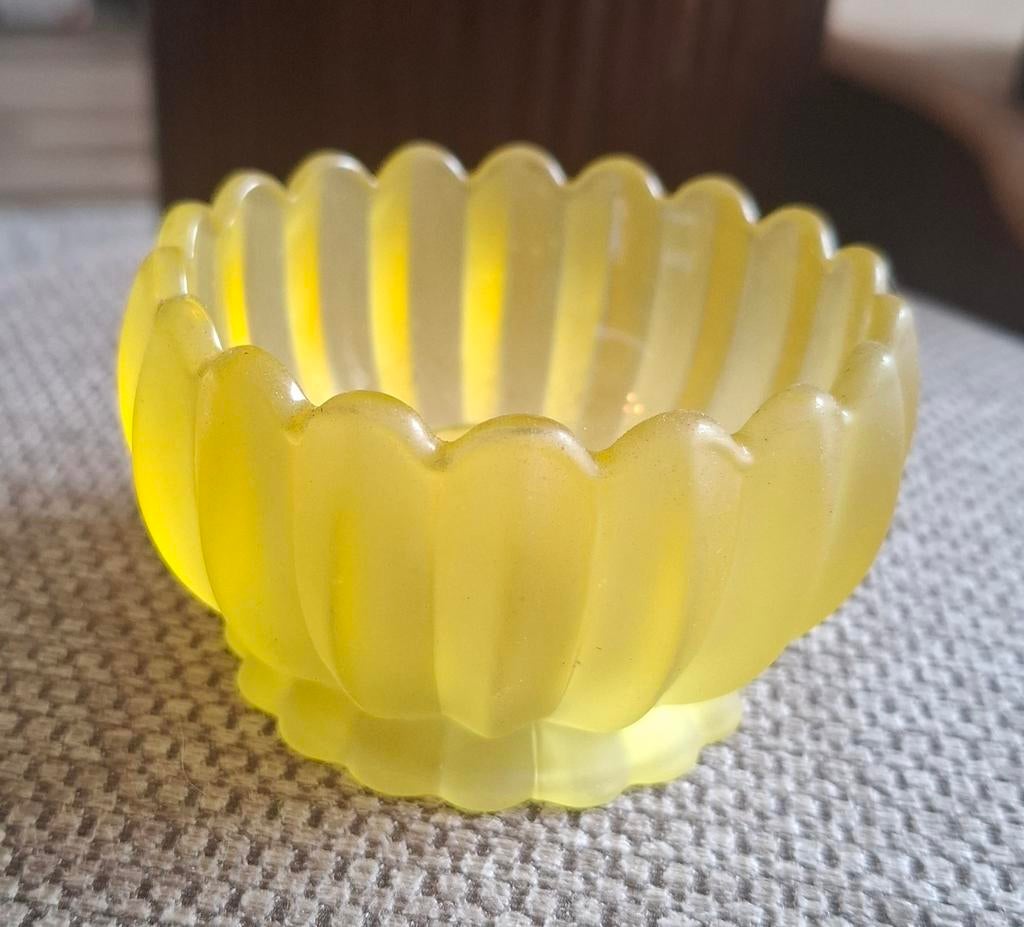 Geel glazen schaaltje, waxinelichthouder in vorm van bloem, Overige materialen, Overige kleuren, Ophalen of Verzenden, Zo goed als nieuw