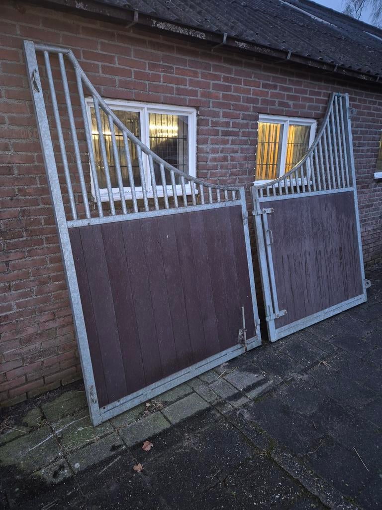 Voorwand paardenbox deuren