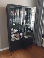 Zwarte vitrinekast met glazen deuren en opbergruimte, Huis en Inrichting, Kasten | Vitrinekasten, Ophalen, Met deur(en), 50 tot 100 cm