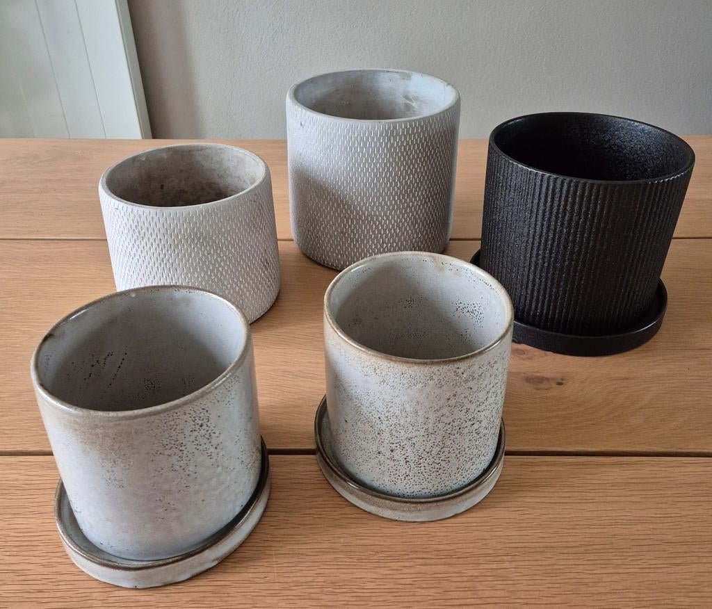 Grote en kleine bloempotten grijs en zwart Kwantum Hornbach, Ophalen, Rond, Zo goed als nieuw, Balkon